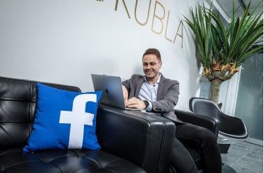 Facebook-mainontaa Kublassa