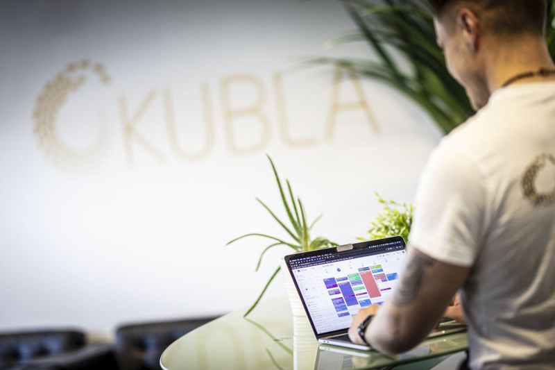 yrityksen nettisivuston päivitys