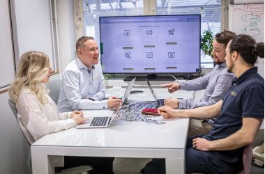 Kublan tiimi pitämässä Google-mainonta palaveria pöydän ääressä.