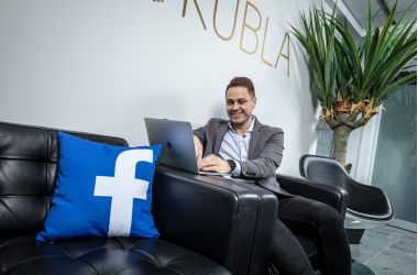 Facebook-mainontaa Kublassa
