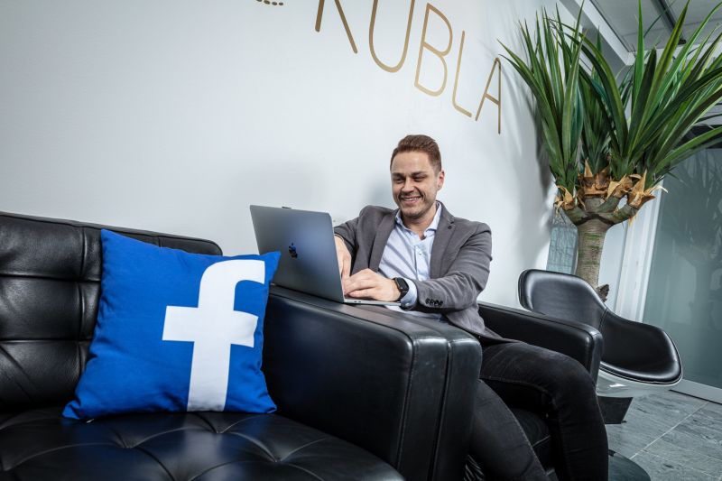 Facebook-mainontaa Kublassa