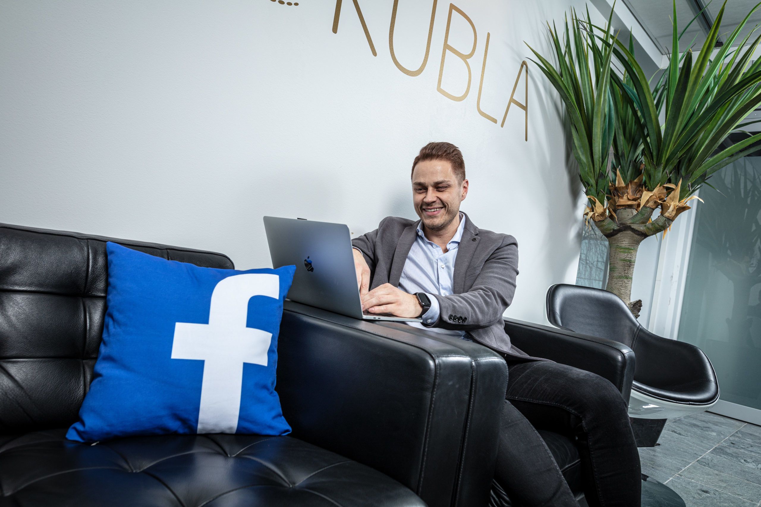 Facebook-mainontaa Kublassa